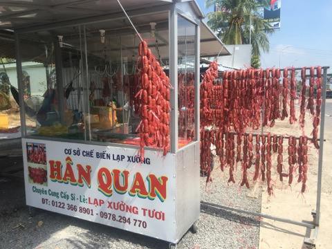 Người bán lạp xưởng “hốt bạc” tại BOT Cai Lậy - Ảnh 13.