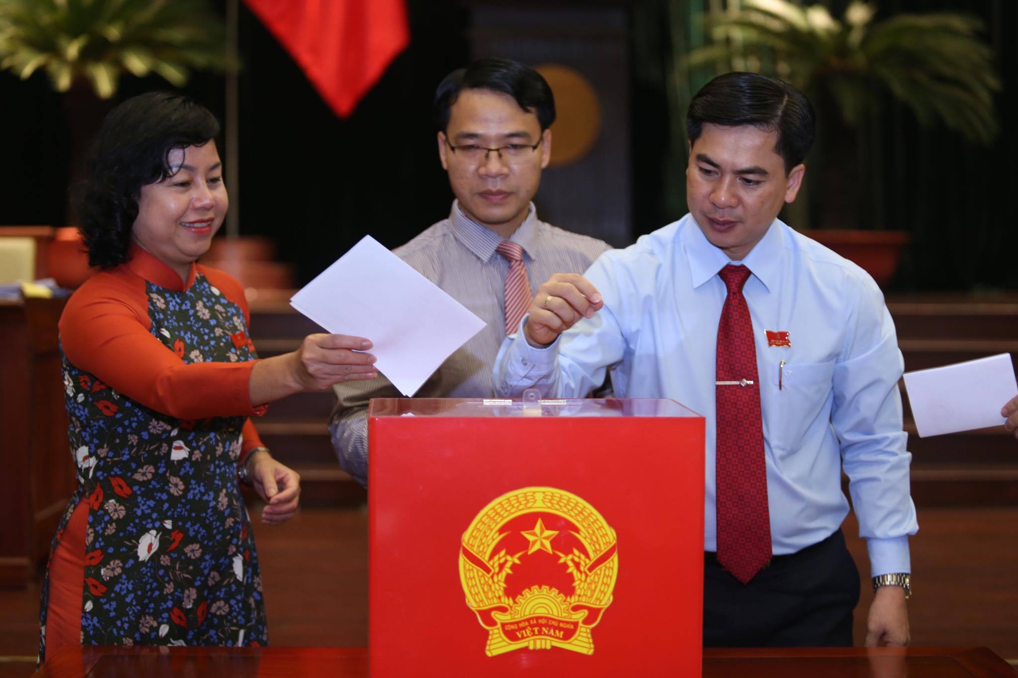 UBND TP HCM có hai ủy viên mới - Ảnh 1.