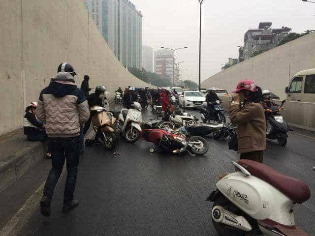 Xe máy ngã la liệt ở hầm chui Kim Liên vì mạch nước rỉ đường - Ảnh 1.