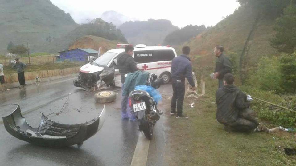 Xe cứu thương tông lan can đường, 3 người nhập viện