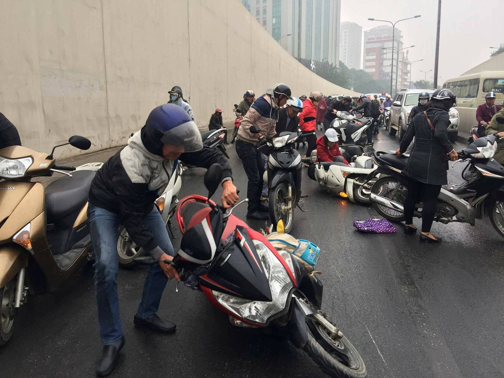 Hàng loạt người đi xe máy qua hầm chui Kim Liên ngã dúi dụi