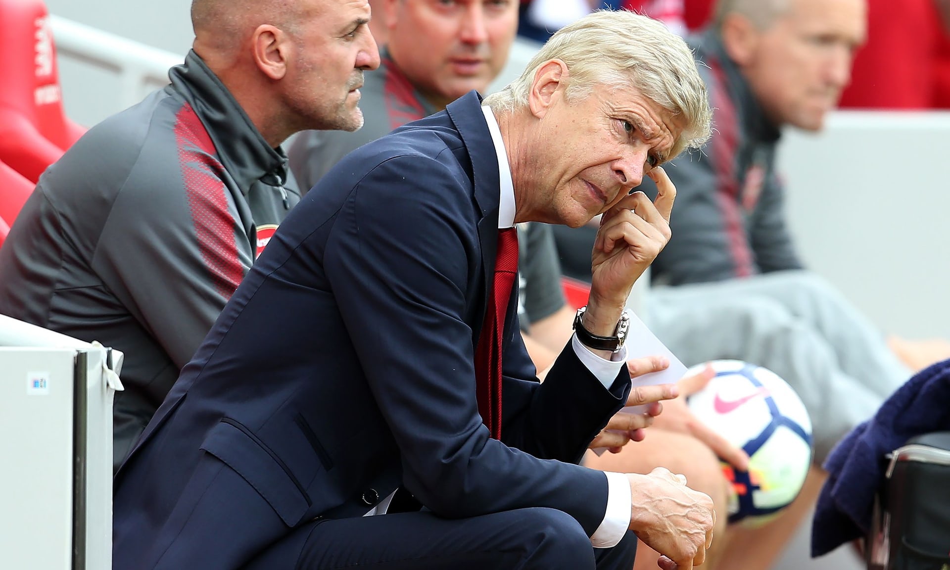 HLV Wenger trấn an fan Arsenal sau trận thua đậm Liverpool