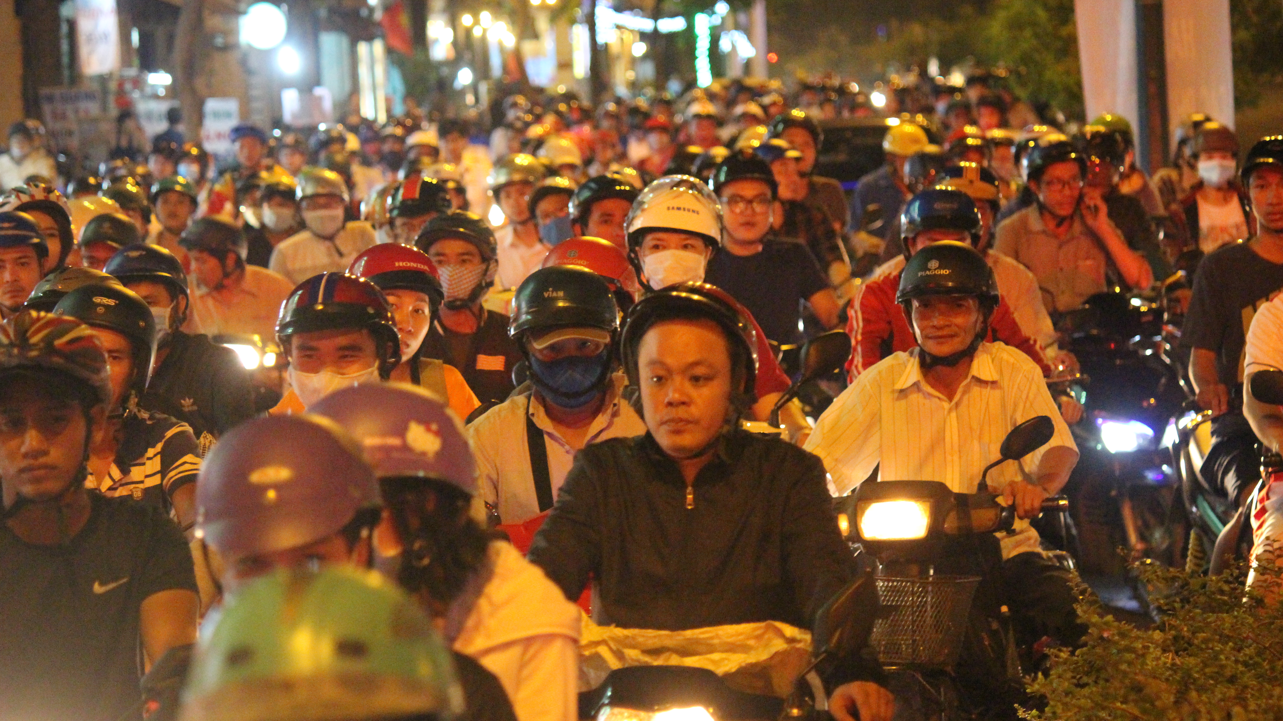V&agrave;o khoảng 21 giờ, cả ngh&igrave;n người vẫn mắc kẹt tr&ecirc;n đường Nguyễn Kiệm, k&eacute;o d&agrave;i h&agrave;ng c&acirc;y số do luồng giao th&ocirc;ng bị chặn đứng tại v&ograve;ng xoay Nguyễn Th&aacute;i Sơn.