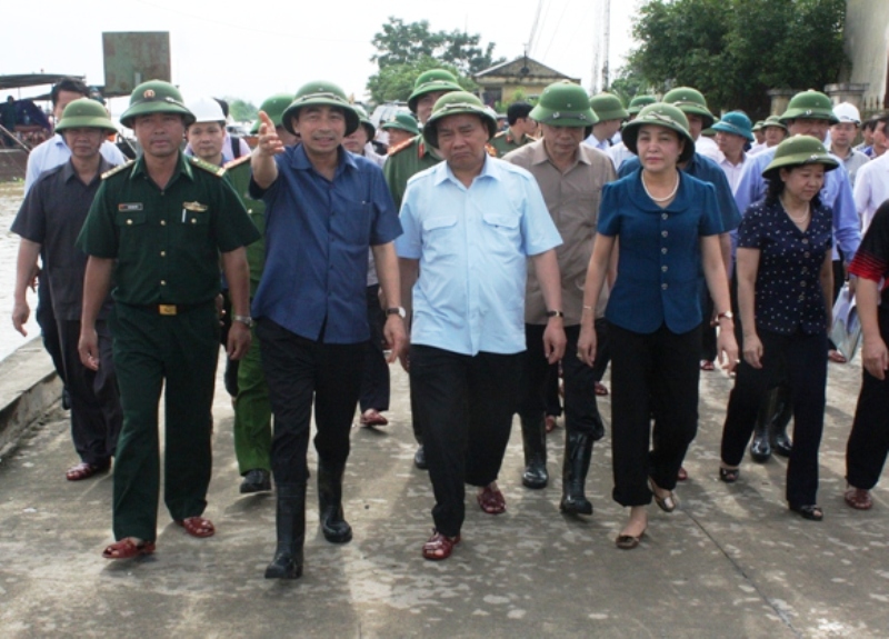 Thủ tướng, Phó Thủ tướng hủy các cuộc họp, tới hiện trường chỉ đạo ứng phó thiên tai - Ảnh 1.
