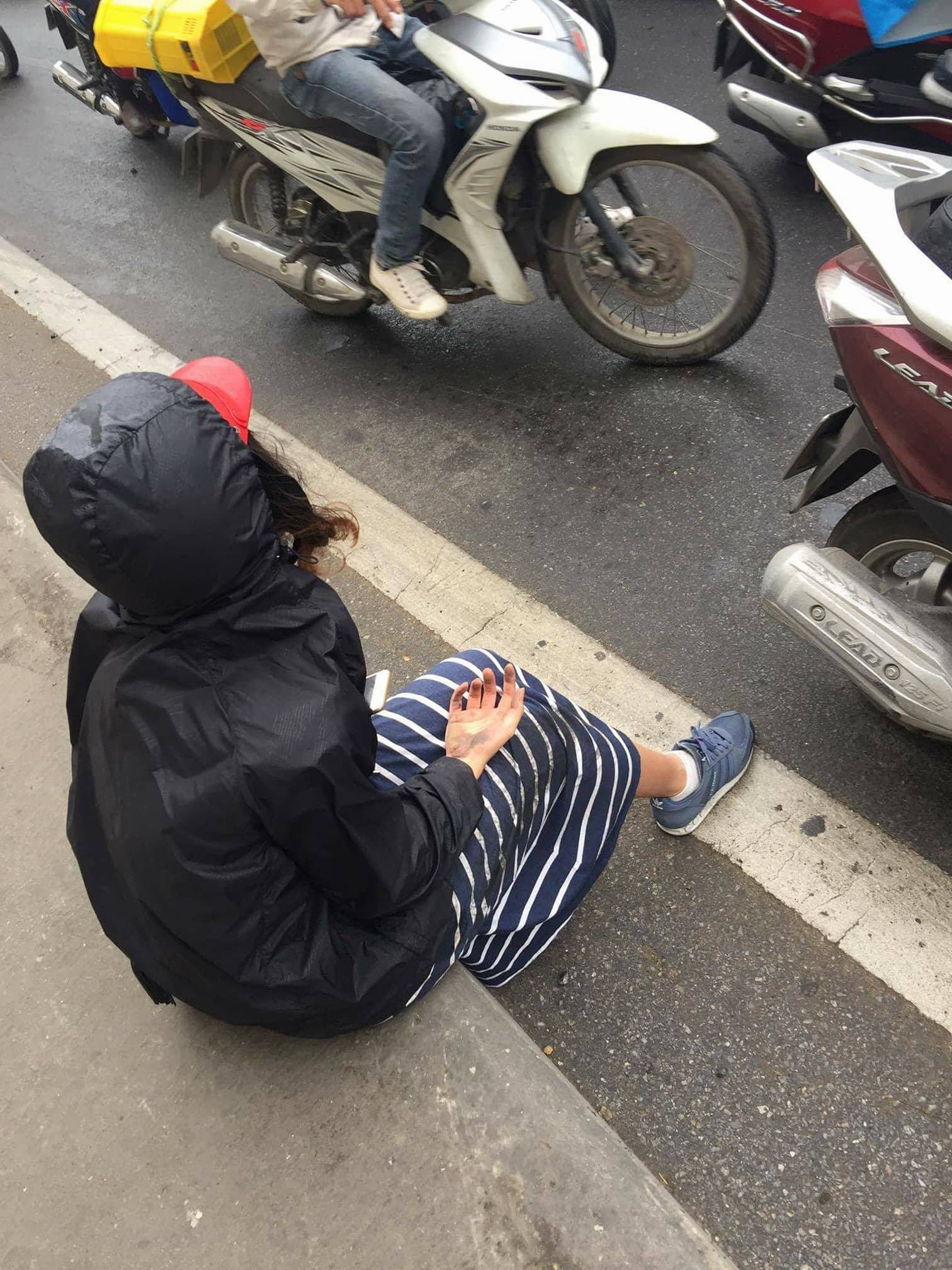 Xe máy ngã la liệt ở hầm chui Kim Liên vì mạch nước rỉ đường - Ảnh 6.
