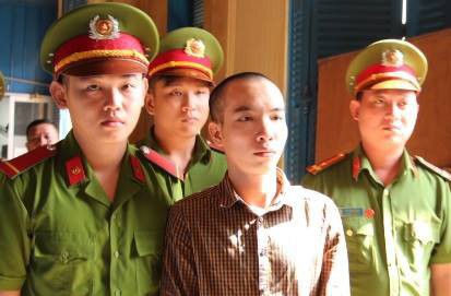 Đi thăm bạn gái, thiếu niên cùng cha giết người