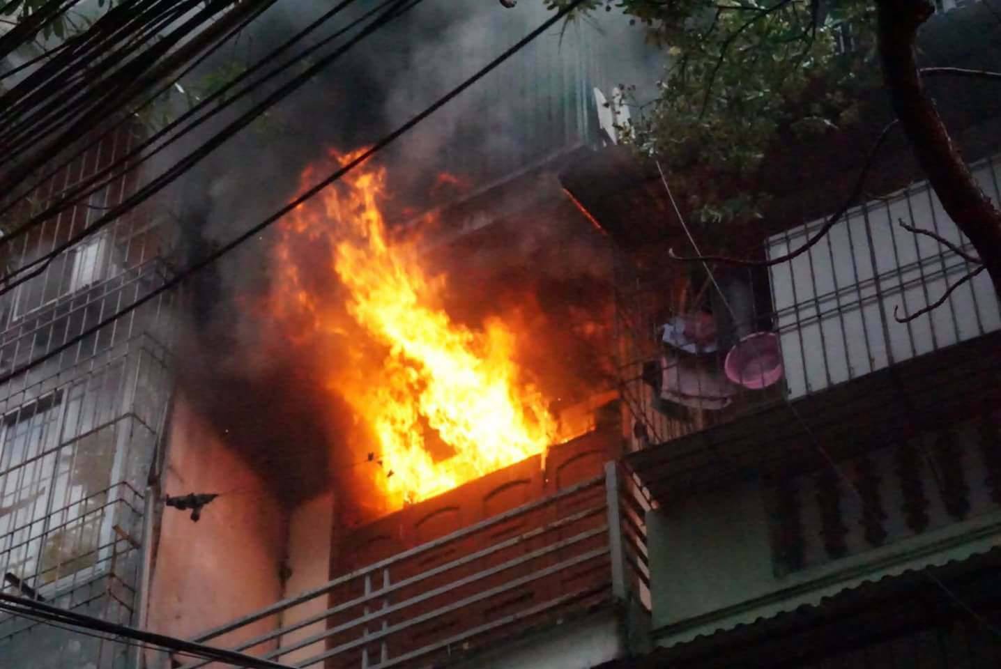 Hà Nội: Cháy lớn nhà 4 tầng, lan sang hai bên
