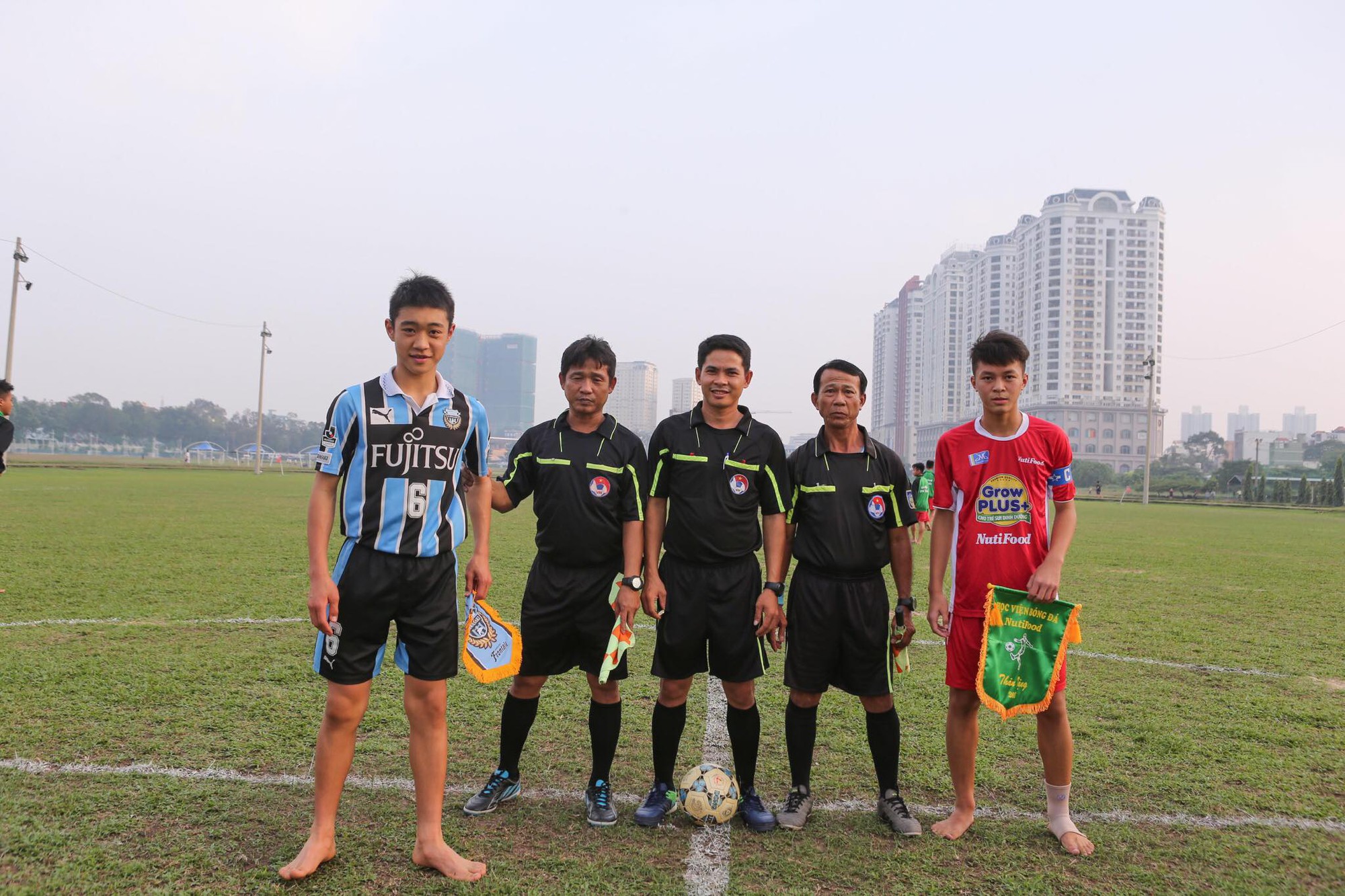 Đá chân trần, NutiFood JMG thắng đậm U13 Kawasaki - Ảnh 1.