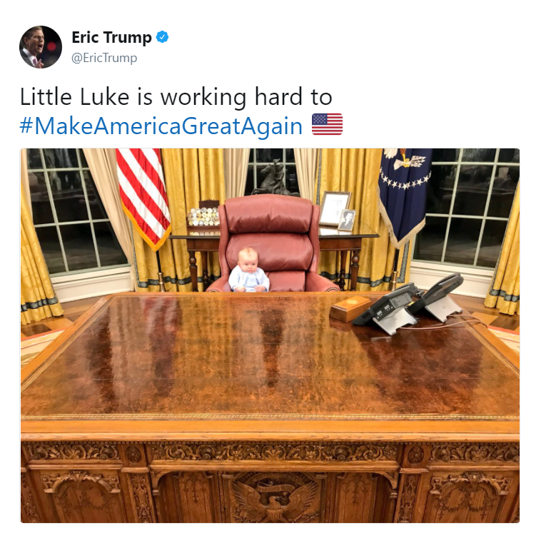 Ch&aacute;u nội Tổng thống Trump vất vả trong ph&ograve;ng Bầu dục - Ảnh 1.