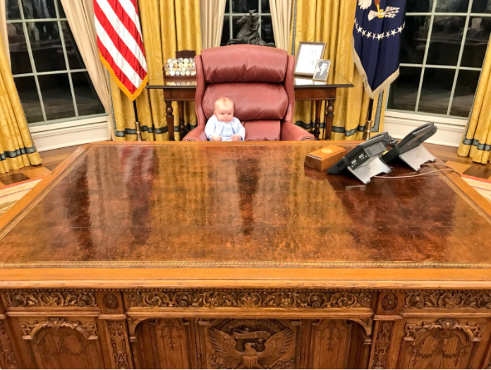 Cháu nội Tổng thống Trump "vất vả trong phòng Bầu dục"