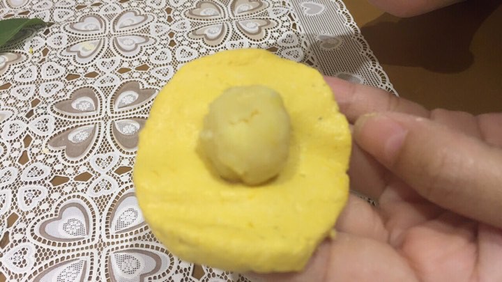 Dẻo bùi với bánh bí đỏ nhân đậu xanh - Ảnh 6.