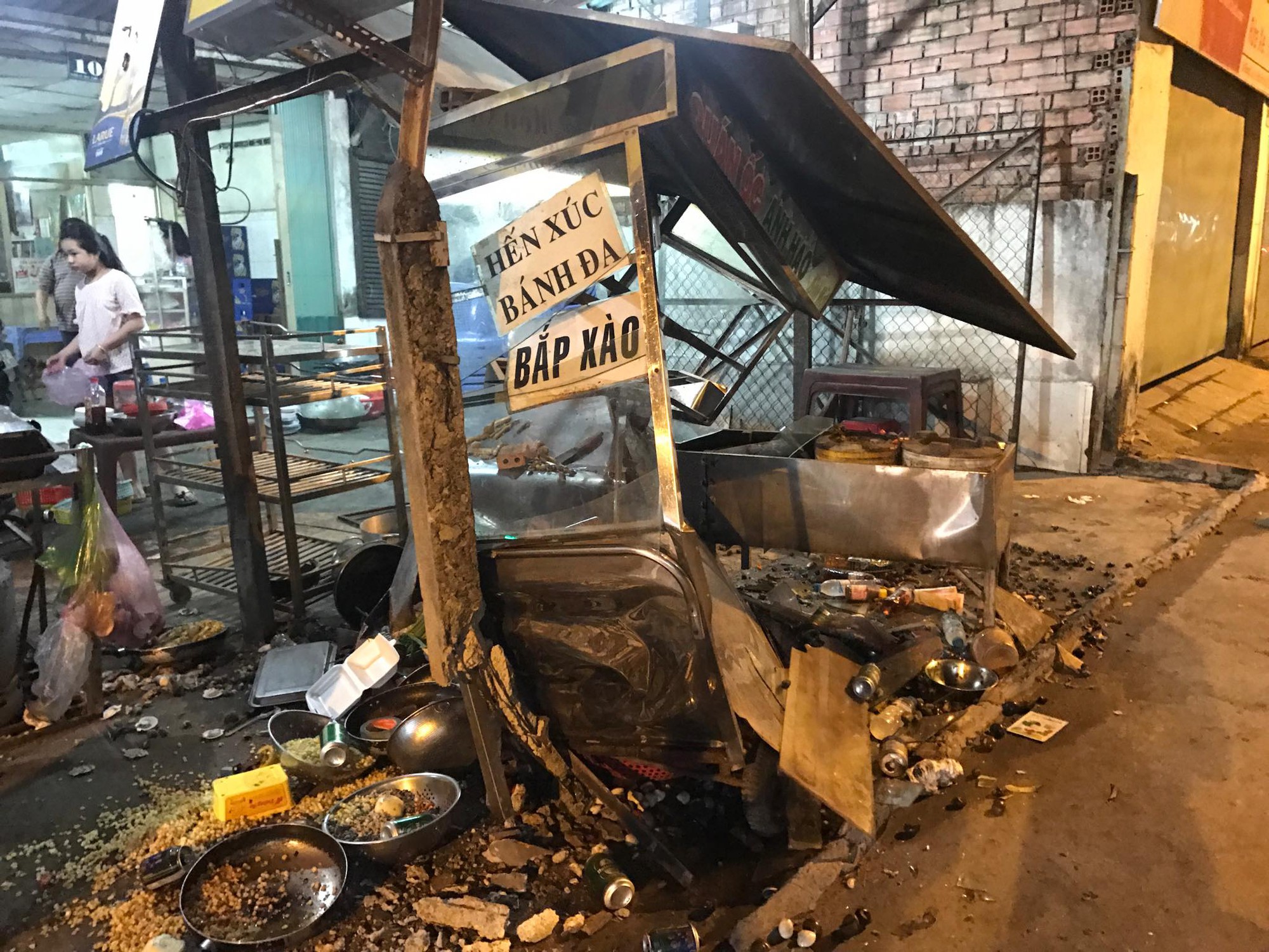 Tài xế lớn tiếng "mình làm lớn” sau khi lái ô tô tông quán ốc