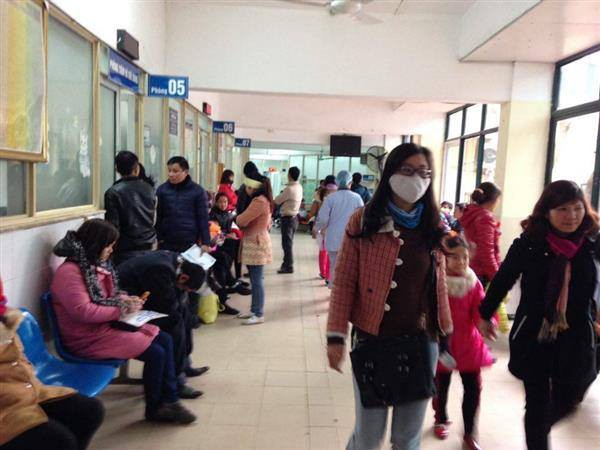 R&eacute;t đậm, bệnh nhi ồ ạt v&agrave;o viện - Ảnh 2.