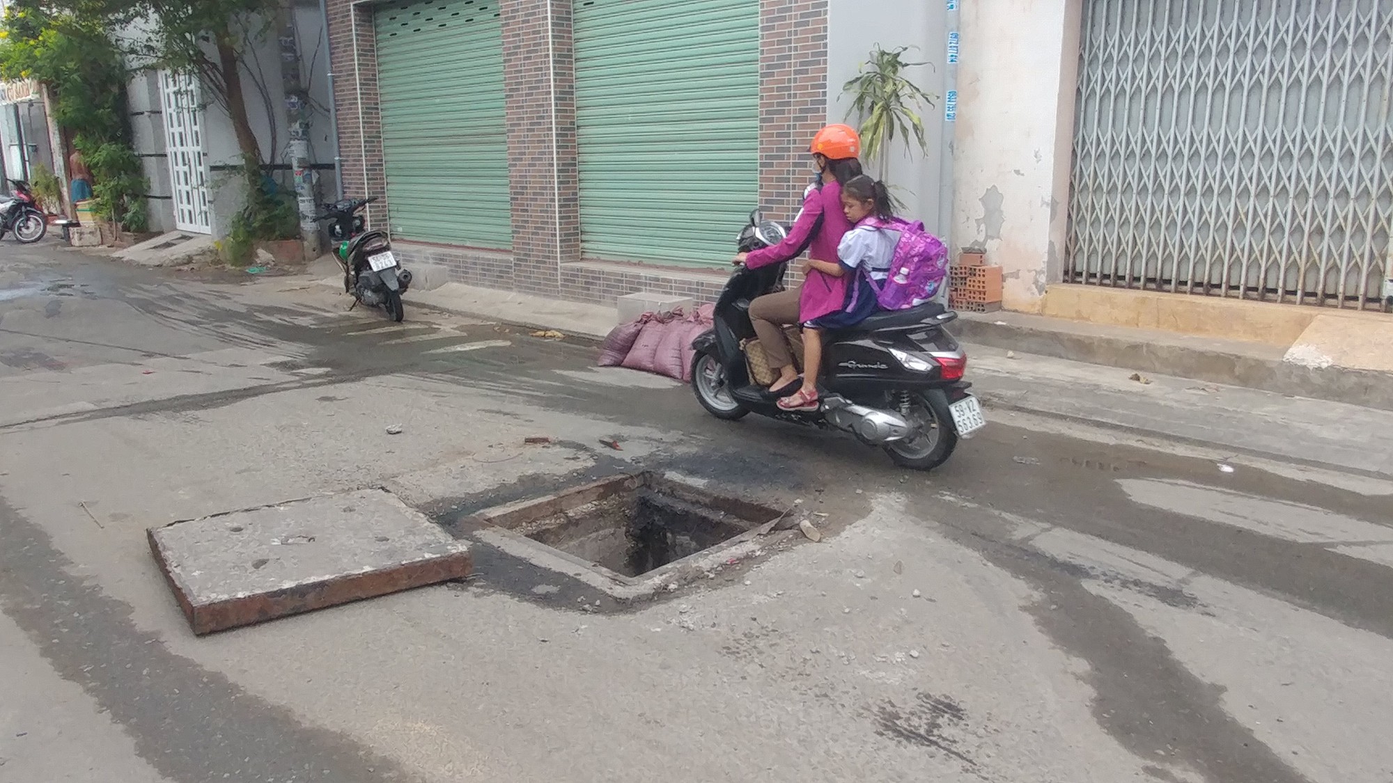 Nạo vét cống, mở nắp hố gas, “bẫy” người đi đường