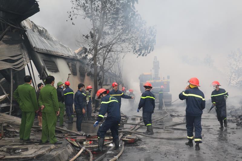 Cháy lớn tại công ty bánh kẹo, 3 người mắc kẹt - Ảnh 4.