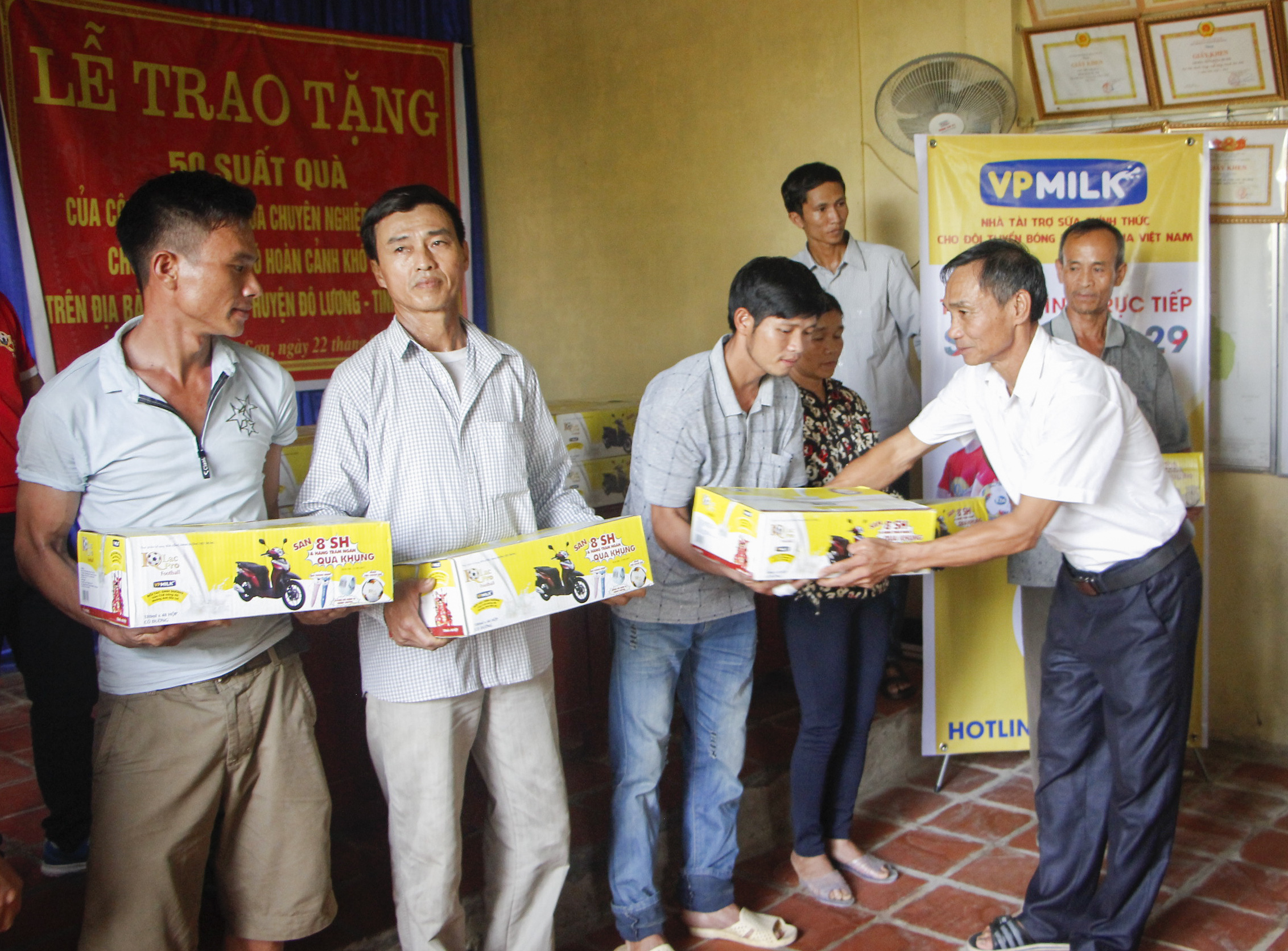 Gia đình Công Phượng cổ vũ U22 Việt Nam bằng hành động ý nghĩa - Ảnh 1.
