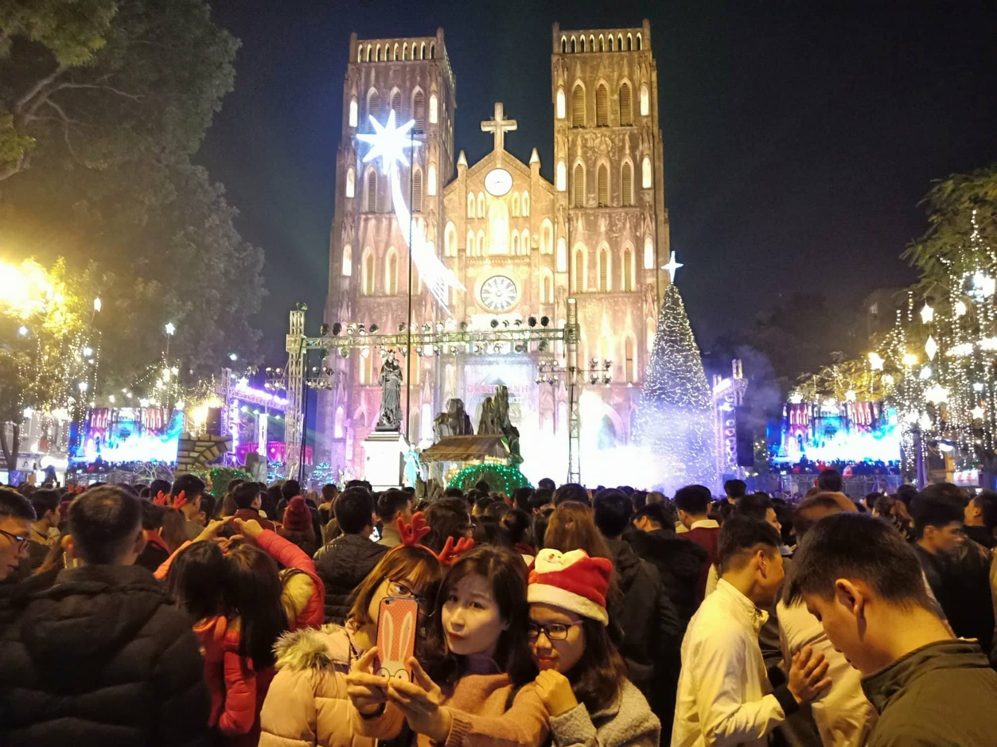 Hà Nội: Mọi đường đến Nhà thờ Lớn tắc nghẽn đêm Noel