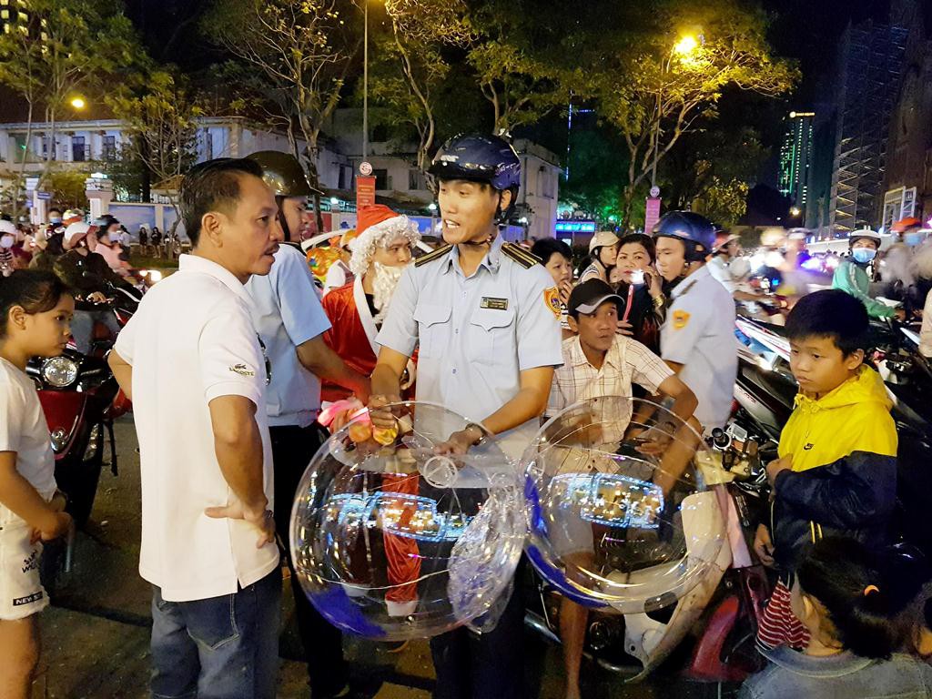 Sài Gòn rực rỡ trong biển người đêm Giáng sinh - Ảnh 3.