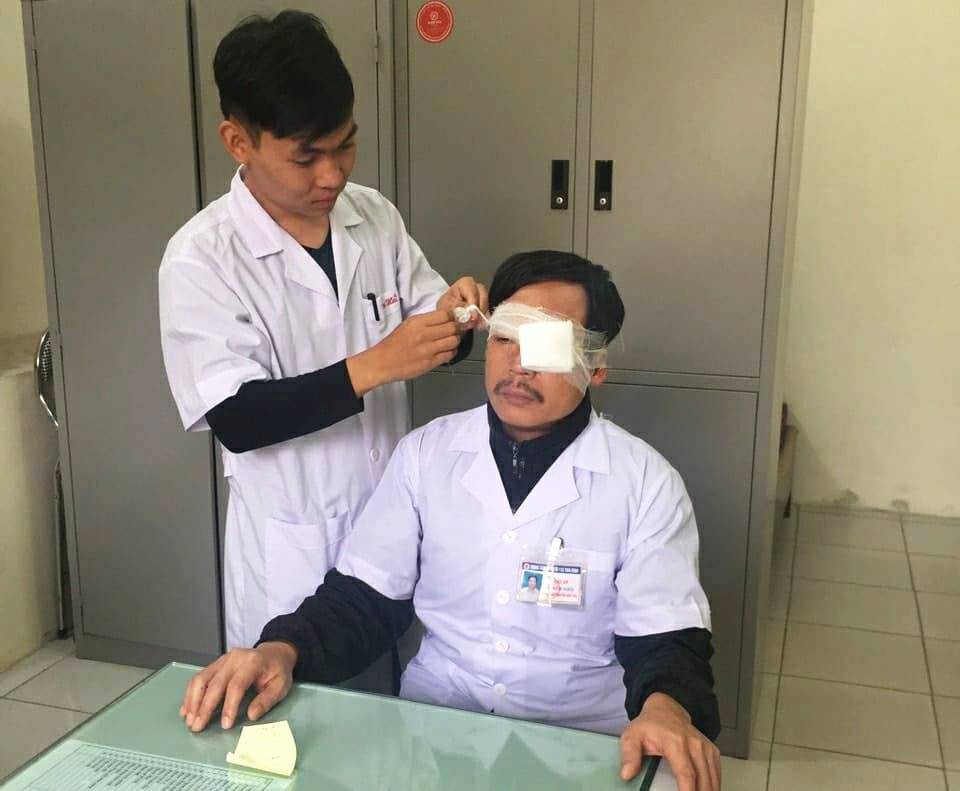 Đang cấp cứu, bác sĩ bị đánh gãy xương sống mũi