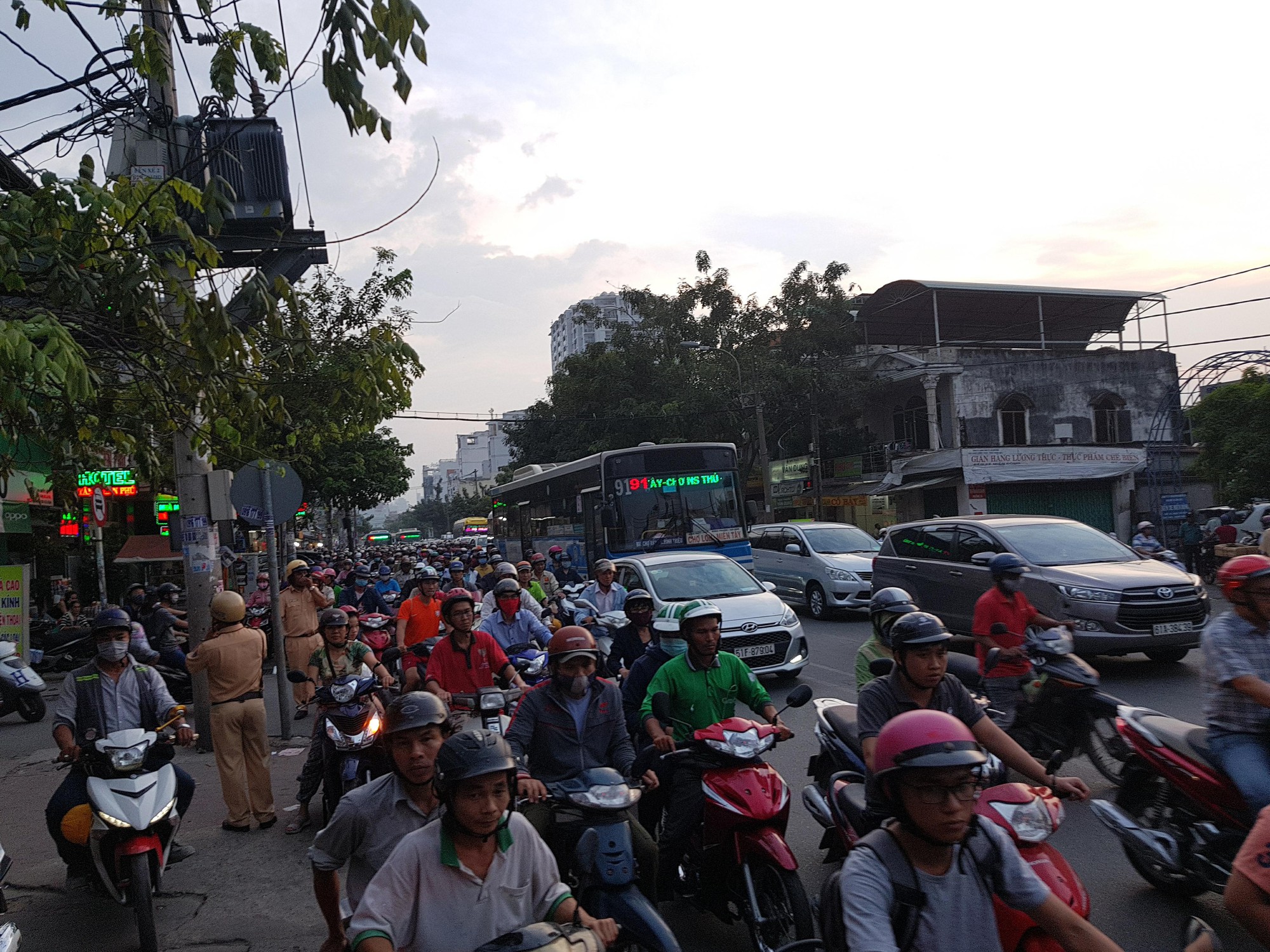 Người dân ùn ùn rời Sài Gòn, về quê nghỉ Tết Dương lịch - Ảnh 12.