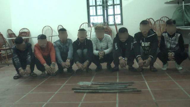 Nhóm thanh thiếu niên vác dao chặn xe "xin tiền", thách công an khai gì?