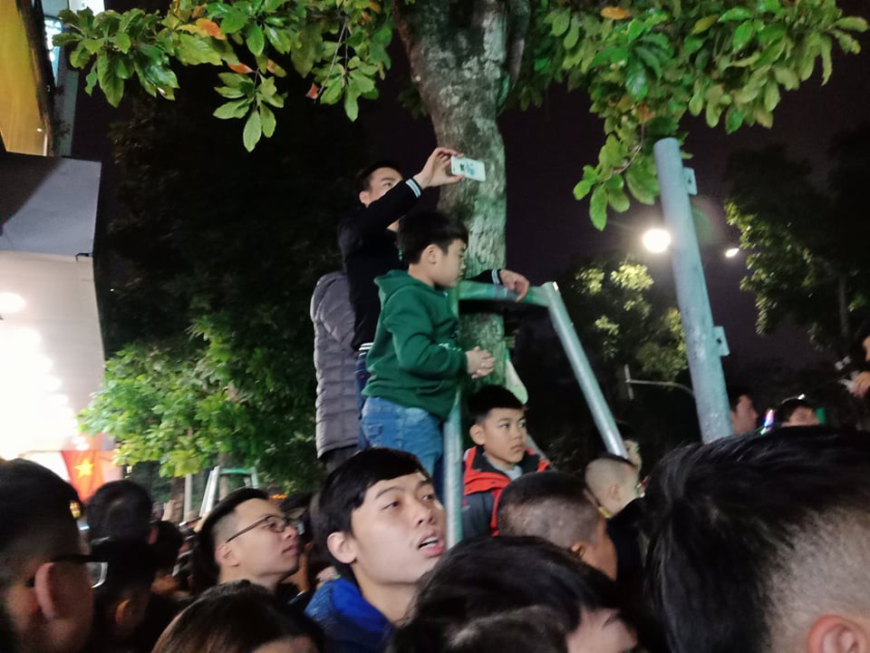 Hồ Gươm tràn ngập người chờ đón giao thừa 2018 - Ảnh 9.