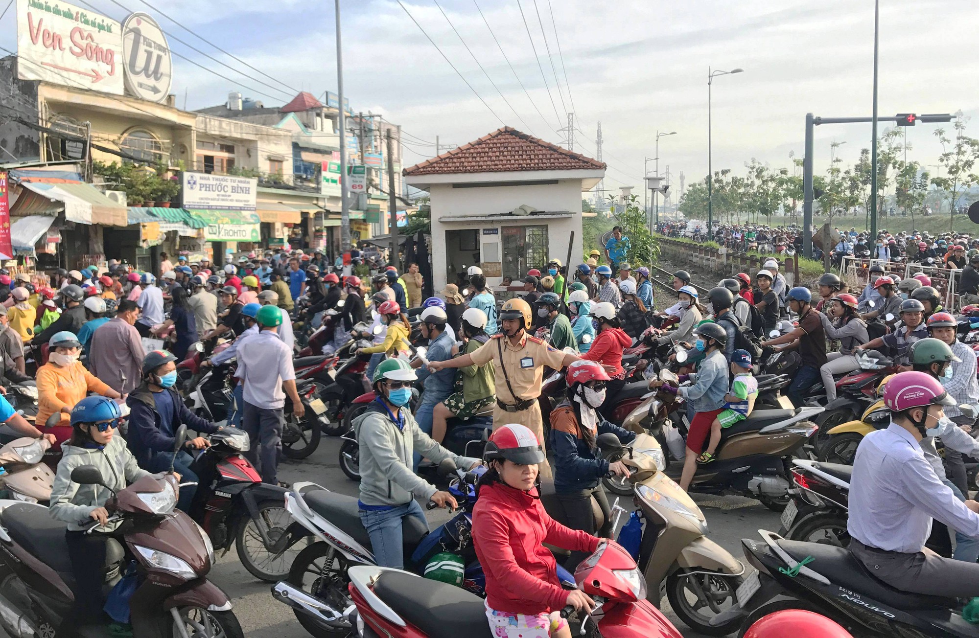 TP HCM: Tai nạn đường sắt, đường bộ kẹt xe kinh ho&agrave;ng - Ảnh 5.