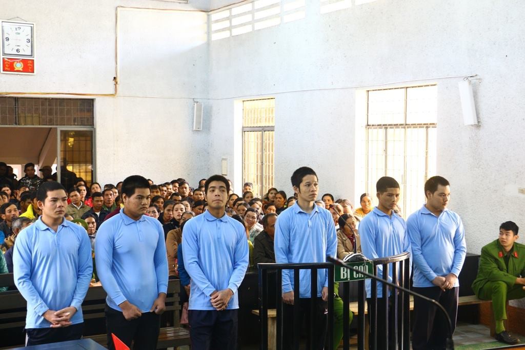 Sáu thanh niên thay nhau hiếp dâm 1 cháu gái