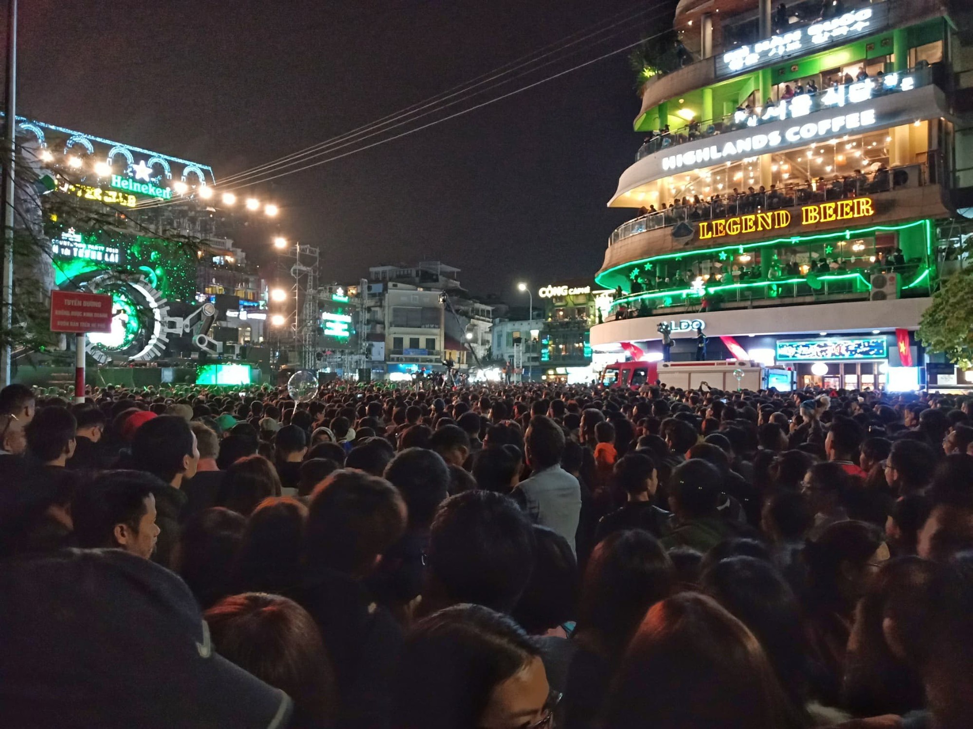 Hồ Gươm tràn ngập người chờ đón giao thừa 2018 - Ảnh 3.