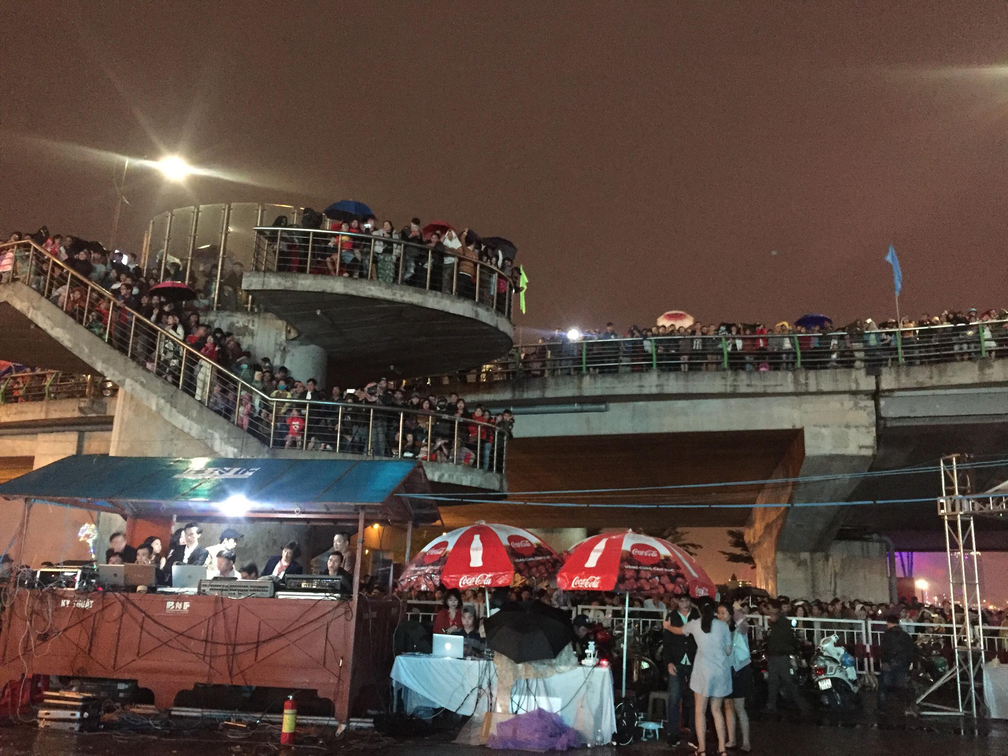 Pháo hoa giữa sông Hàn đón năm mới ở Đà Nẵng - Ảnh 3.