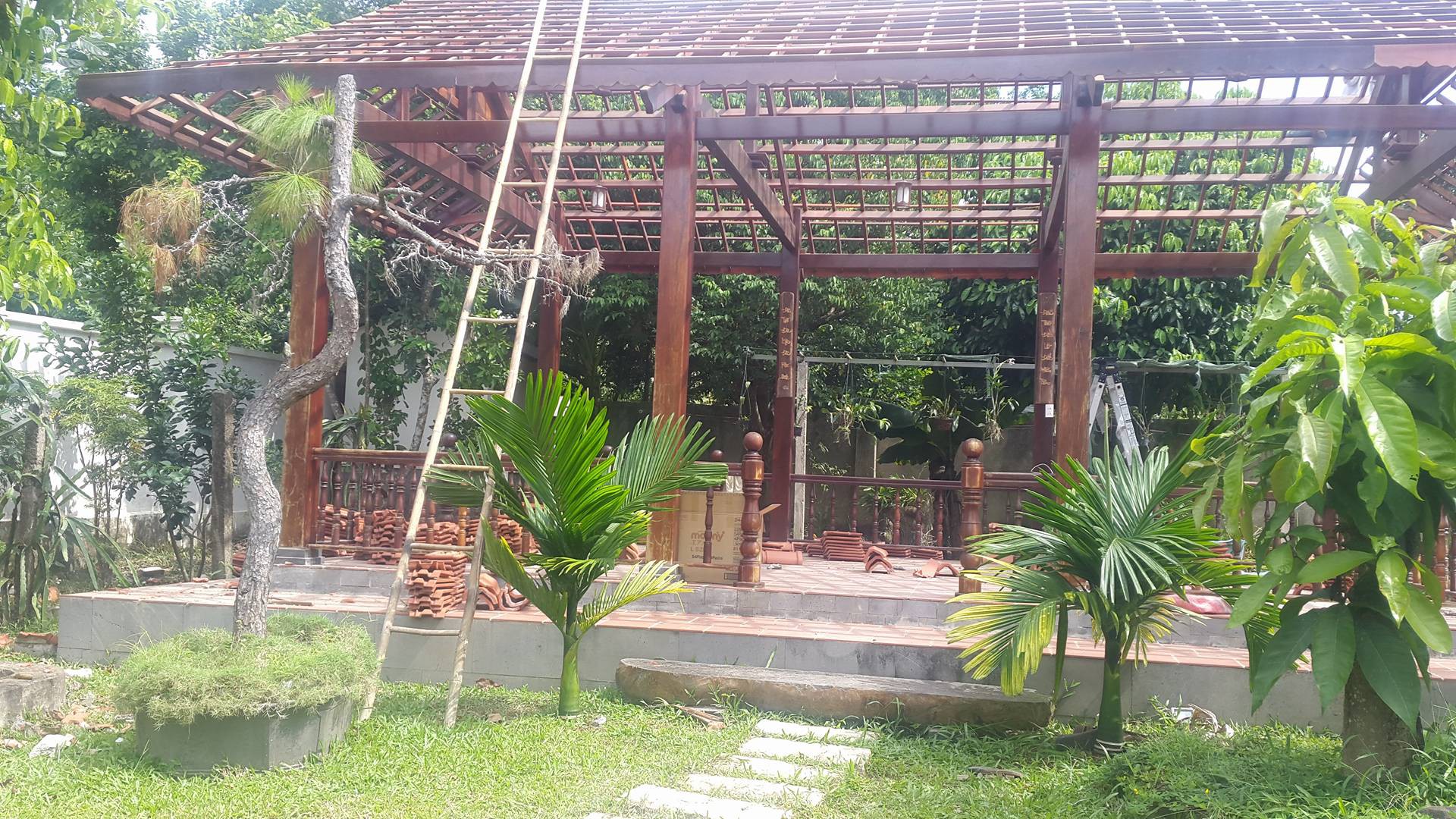 Tháo dỡ biệt thự không phép của "quan" ở Đồng Nai