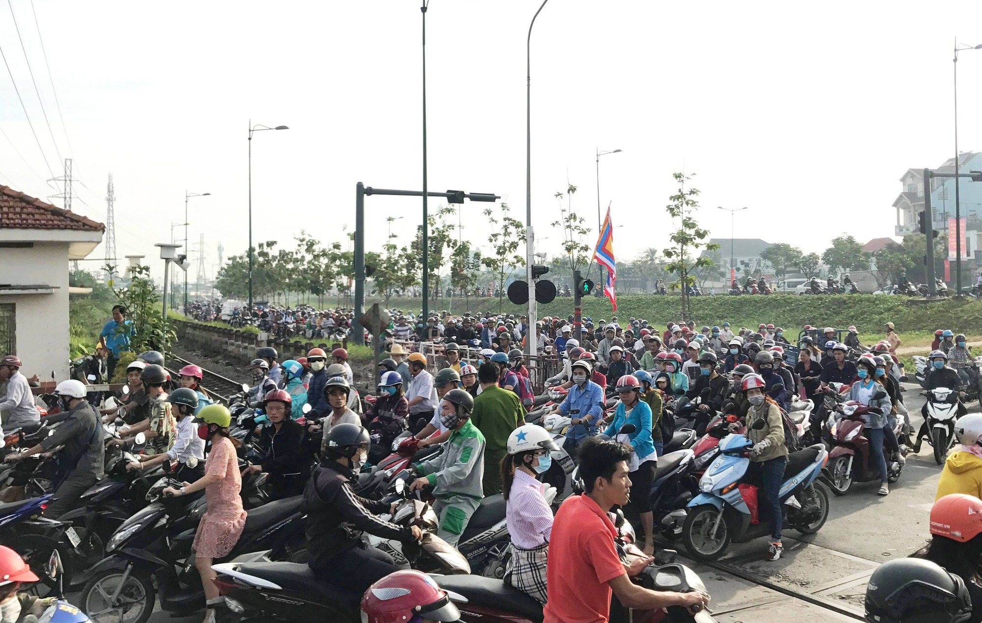 TP HCM: Tai nạn đường sắt, đường bộ kẹt xe kinh ho&agrave;ng - Ảnh 4.