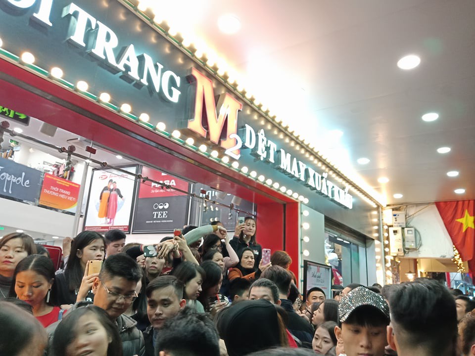 Hồ Gươm tràn ngập người chờ đón giao thừa 2018 - Ảnh 11.
