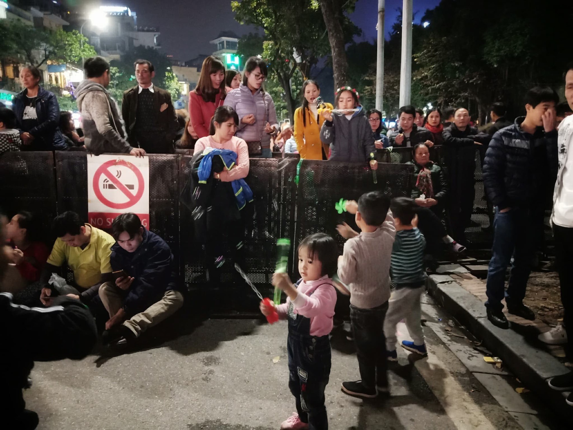 Hồ Gươm tràn ngập người chờ đón giao thừa 2018 - Ảnh 7.