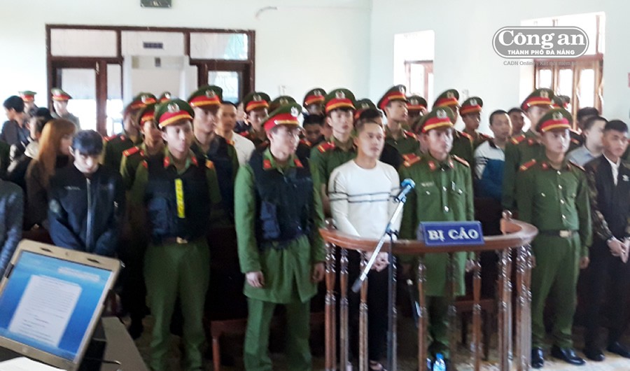 Xử kẻ bắt người khác tự chặt tay, trốn 4 lệnh truy nã