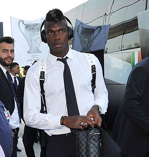 Từ chối ký tặng, Pogba bị fan M.U tấn công