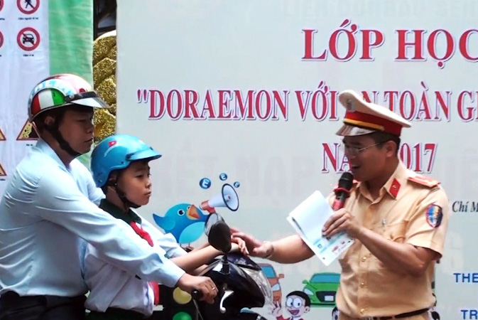 Gặp CSGT hài hước, học sinh vừa học vừa chơi