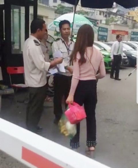 Bảo vệ BV Bạch Mai chặn xe cứu thương vào đón bệnh nhân - Ảnh 1.