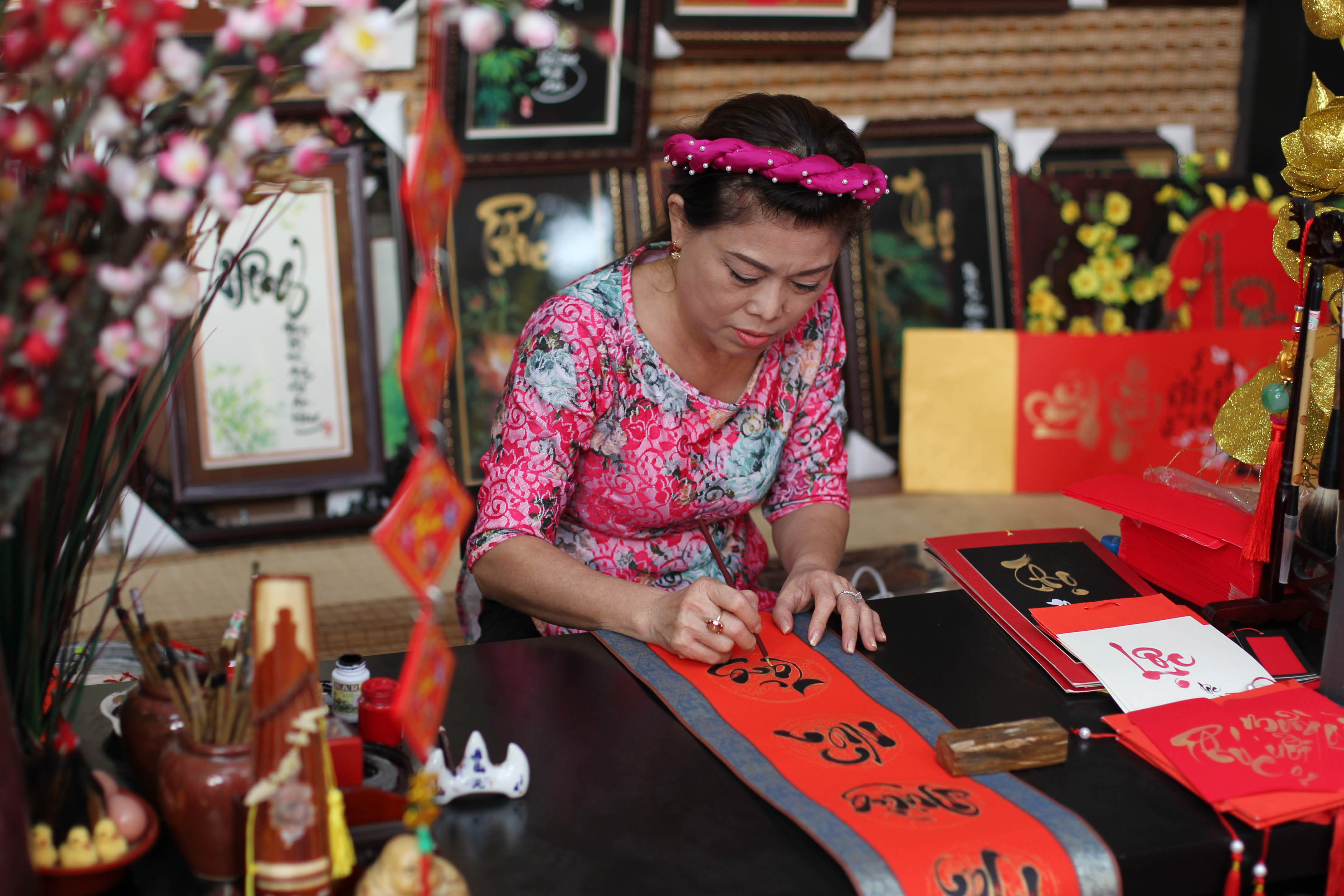 Đặc biệt, những năm gần đây đều có sự xuất hiện của những bà đồ cùng tham gia viết chữ thư pháp.