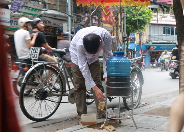 B&igrave;nh nước, th&ugrave;ng b&aacute;nh m&igrave; Thạch Sanh  giữa phố cổ H&agrave; Nội - Ảnh 1.