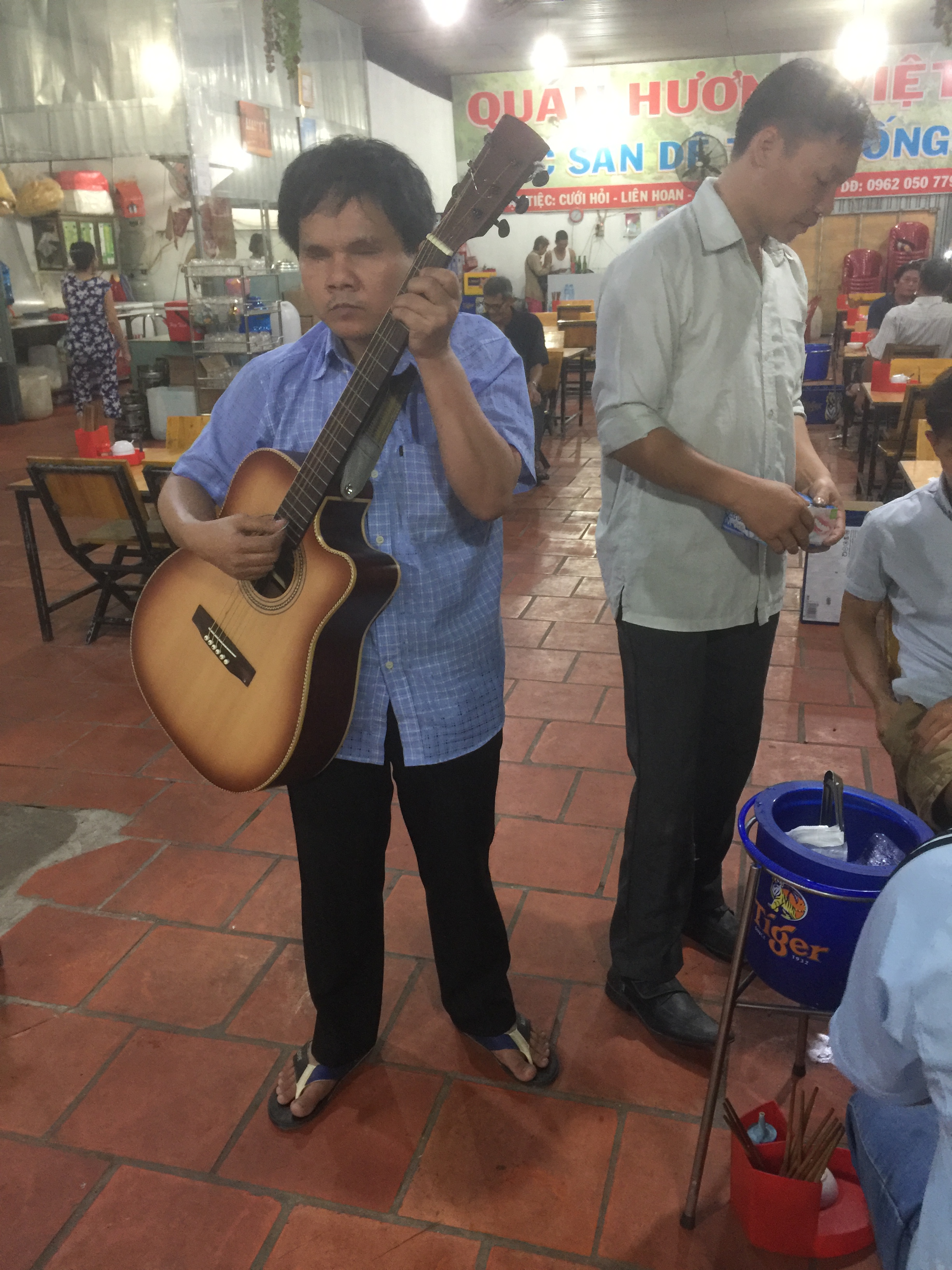 Chuyện hai người đ&agrave;n &ocirc;ng b&aacute;n kẹo - Ảnh 1.