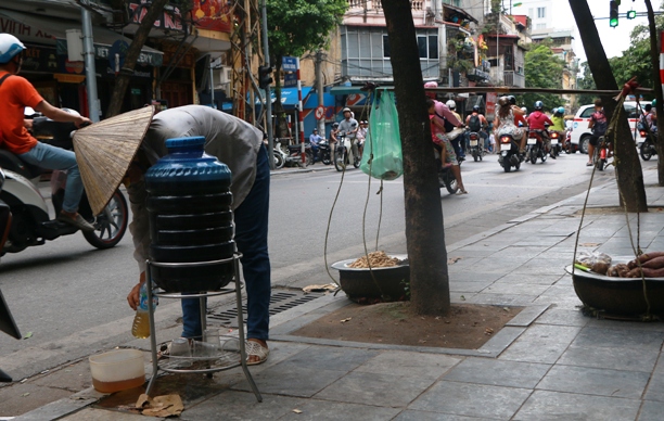 B&igrave;nh nước, th&ugrave;ng b&aacute;nh m&igrave; Thạch Sanh  giữa phố cổ H&agrave; Nội - Ảnh 10.