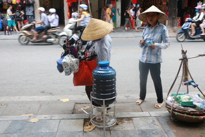 B&igrave;nh nước, th&ugrave;ng b&aacute;nh m&igrave; Thạch Sanh  giữa phố cổ H&agrave; Nội - Ảnh 11.