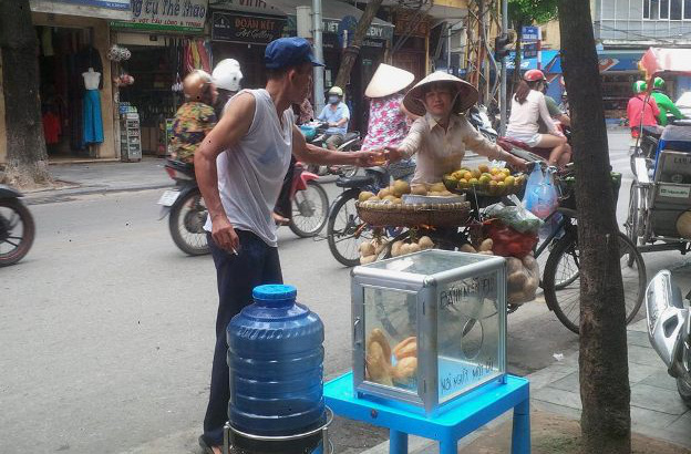 "Bình nước, thùng bánh mì Thạch Sanh"  giữa phố cổ Hà Nội
