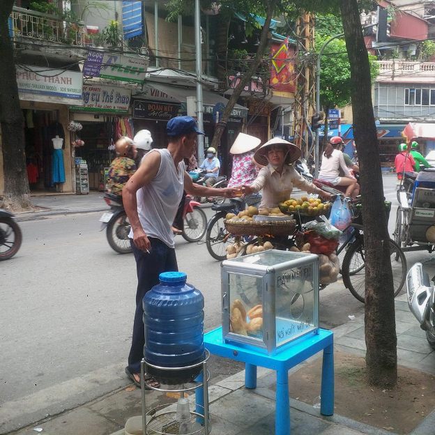 B&igrave;nh nước, th&ugrave;ng b&aacute;nh m&igrave; Thạch Sanh  giữa phố cổ H&agrave; Nội - Ảnh 9.