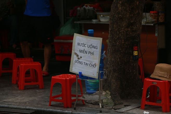 B&igrave;nh nước, th&ugrave;ng b&aacute;nh m&igrave; Thạch Sanh  giữa phố cổ H&agrave; Nội - Ảnh 12.