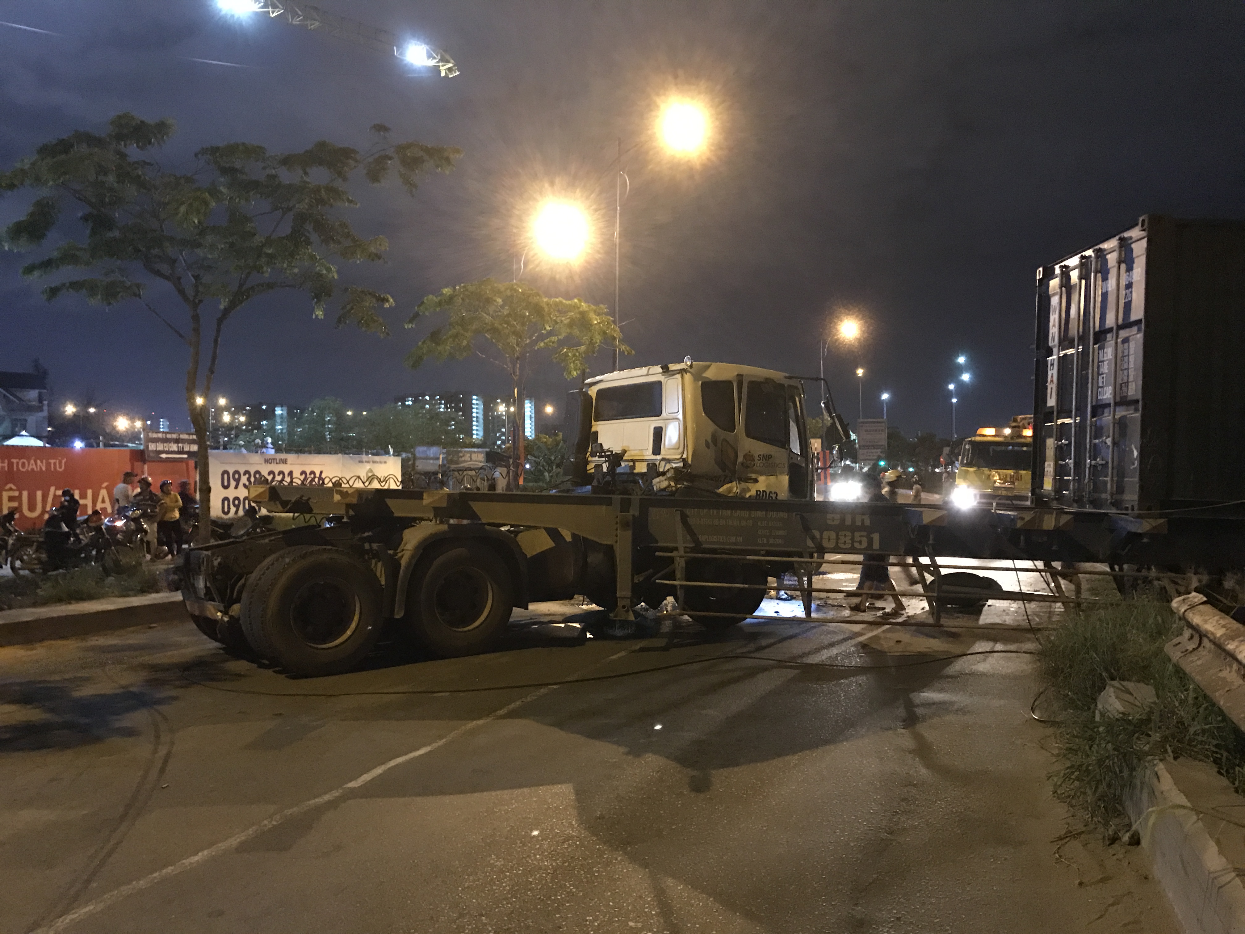 Chiếc xe lao tự do theo chiều ngang qua làn đường ngược lại
