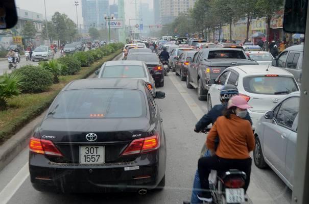 Hai người đi xe m&aacute;y lấn l&agrave;n tạt đầu xe bu&yacute;t nhanh mặc cho t&agrave;i xế b&oacute;p c&ograve;i inh ỏi
