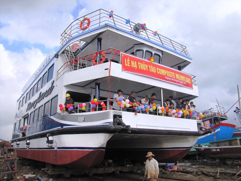 Hạ thủy tàu du lịch Composite Merryland trên sông Hàn