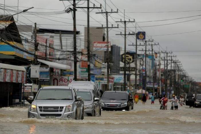 Xe cộ lóp ngóp trong dòng nước đục ở huyện Muang, tỉnh Nakhon Si Thammarat. Ảnh: REUTERS